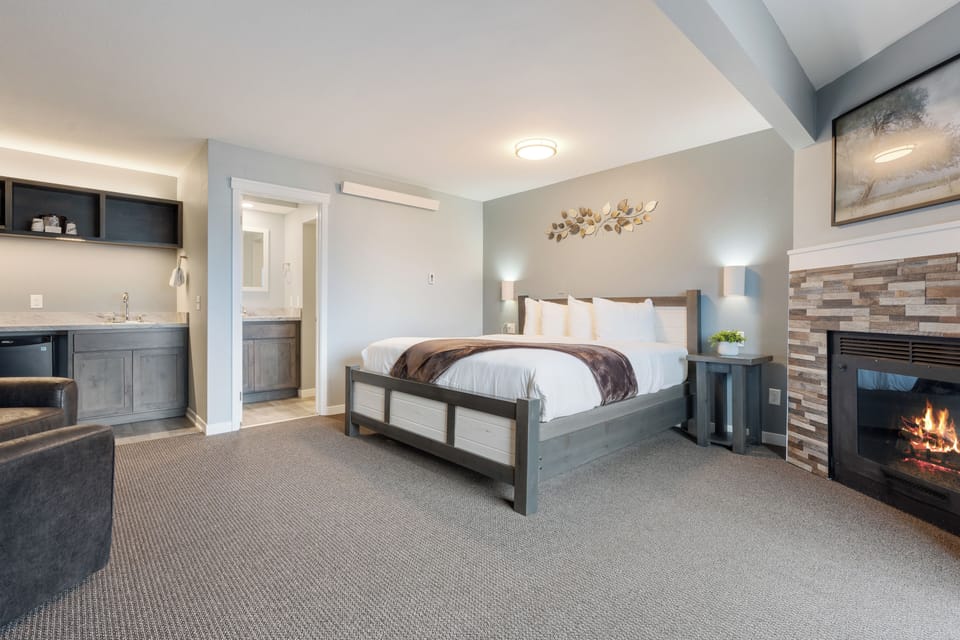 Lakeside Lodge North King | In-room safe, desk, iron/ironing board, WiFi (free)