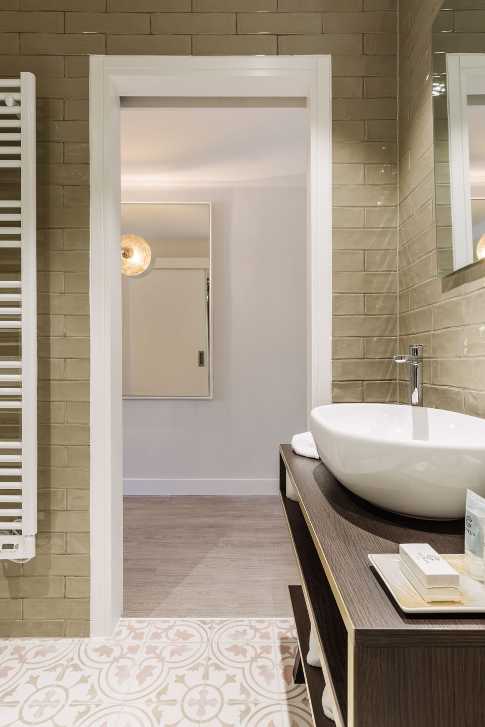 Shower, free toiletries, towels