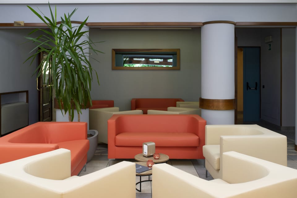 Lobby lounge