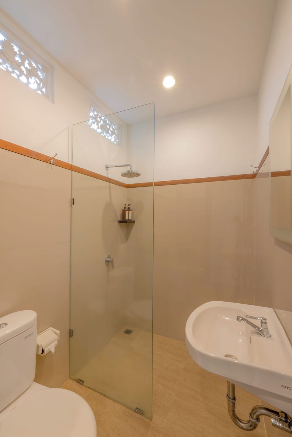 Deluxe Room | Bathroom | Shower, free toiletries, hair dryer, bidet