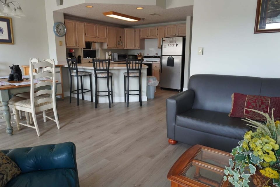 Condo, 3 Bedrooms | Living area