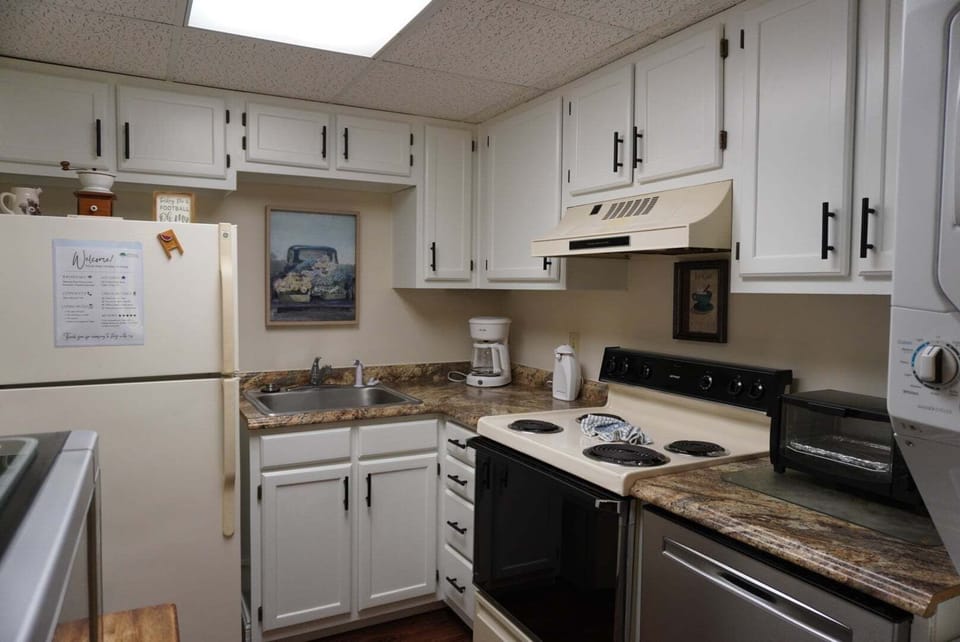 Condo, 2 Bedrooms | Private kitchen | Coffee/tea maker, fridge