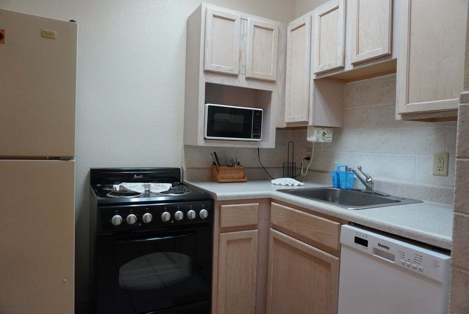 Condo, 1 Bedroom | Private kitchen | Coffee/tea maker, fridge, microwave, oven