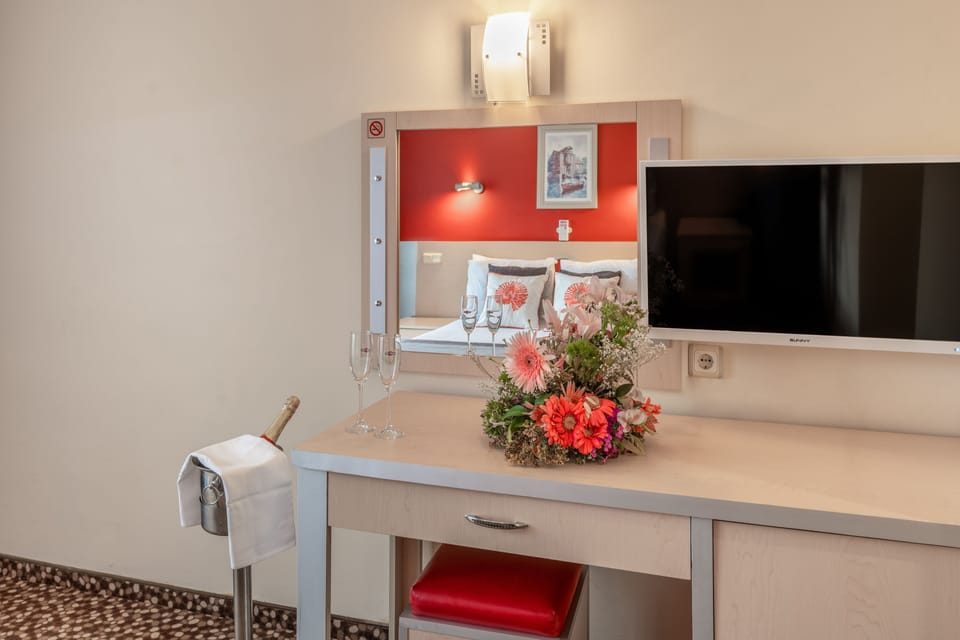 Room, Pool View | Minibar, desk, bed sheets