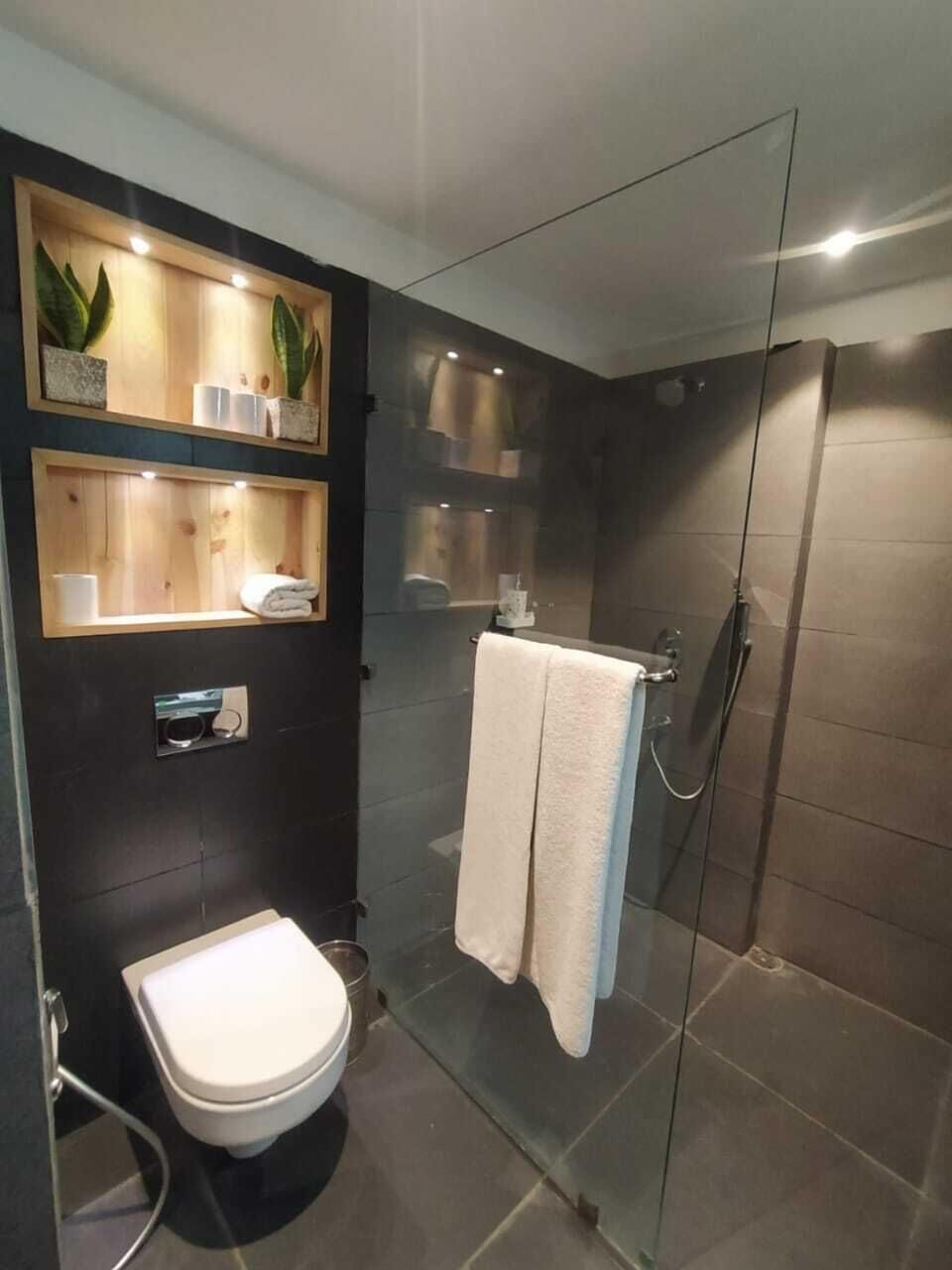 Club Studio, 1 King Bed | Bathroom | Shower, slippers, towels