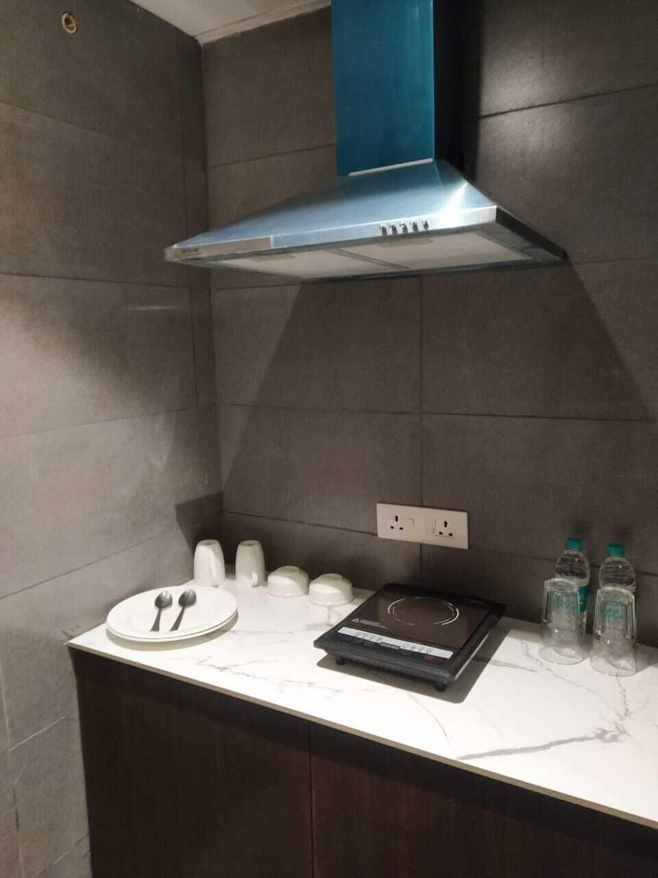 Club Studio, 1 King Bed | Private kitchenette | Electric kettle