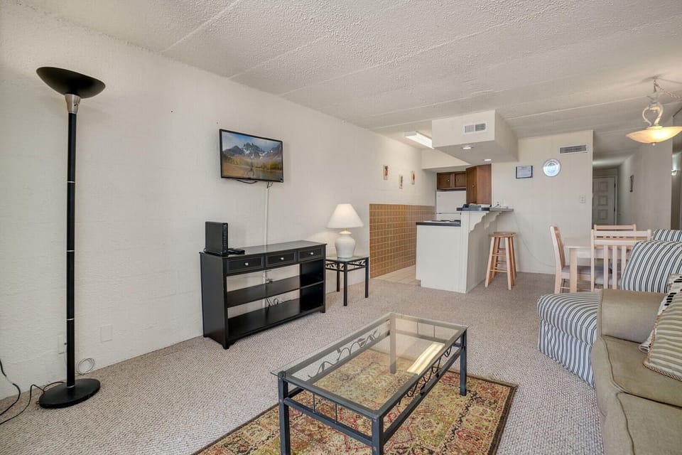Condo, 1 Bedroom | Living area