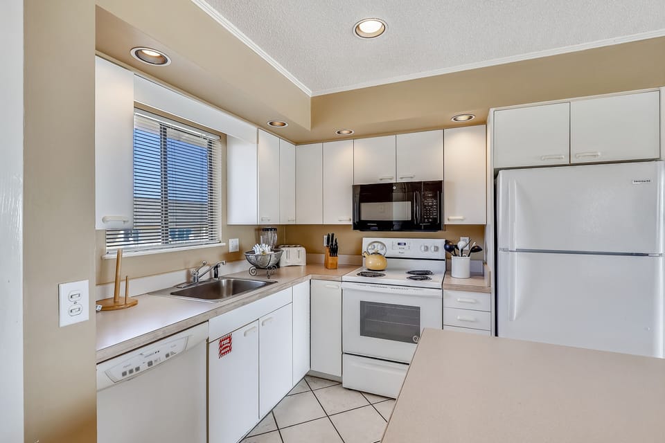 Condo, 1 Bedroom | Private kitchen | Fridge, microwave, oven, dishwasher