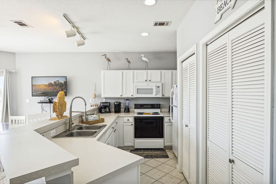 Condo, 1 Bedroom | Private kitchen | Fridge, microwave, oven, dishwasher