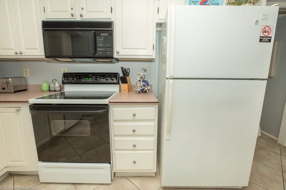 Condo, 1 Bedroom | Private kitchen | Fridge, oven, coffee/tea maker, toaster