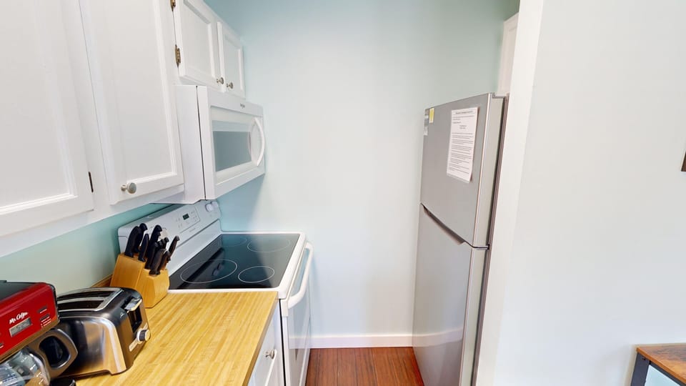 Studio | Private kitchen | Fridge, oven, coffee/tea maker, toaster