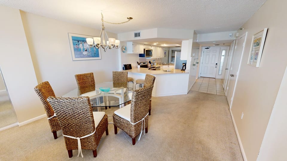 Condo, 2 Bedrooms | Dining