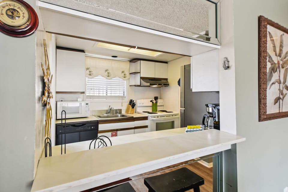 Condo, 1 Bedroom | Private kitchen | Fridge, oven, coffee/tea maker, toaster