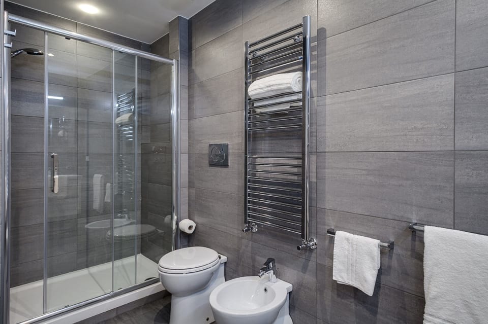 Junior Suite | Bathroom | Shower, free toiletries, hair dryer, bathrobes