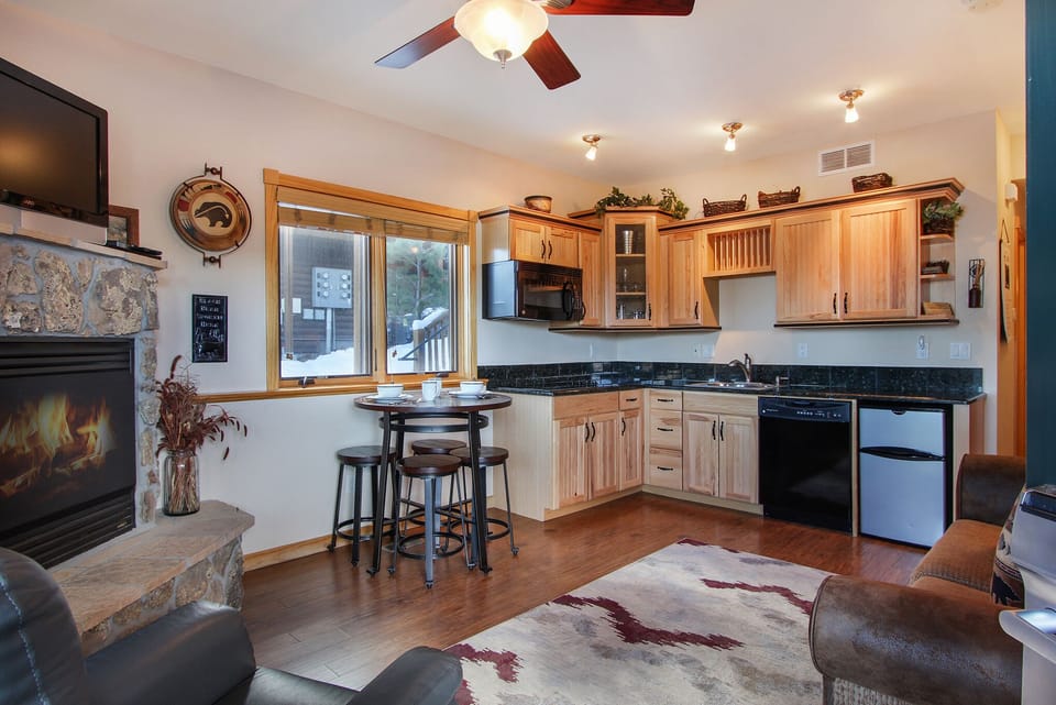 Condo, 1 Bedroom | Private kitchen | Fridge, microwave, dishwasher, coffee/tea maker
