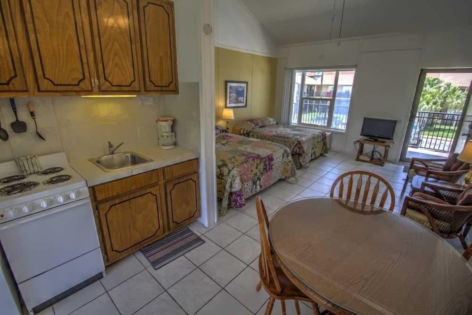 Studio | Private kitchen | Coffee/tea maker, fridge, oven, toaster