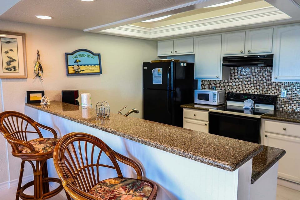 Condo, 2 Bedrooms | Private kitchen | Fridge, microwave, oven, dishwasher