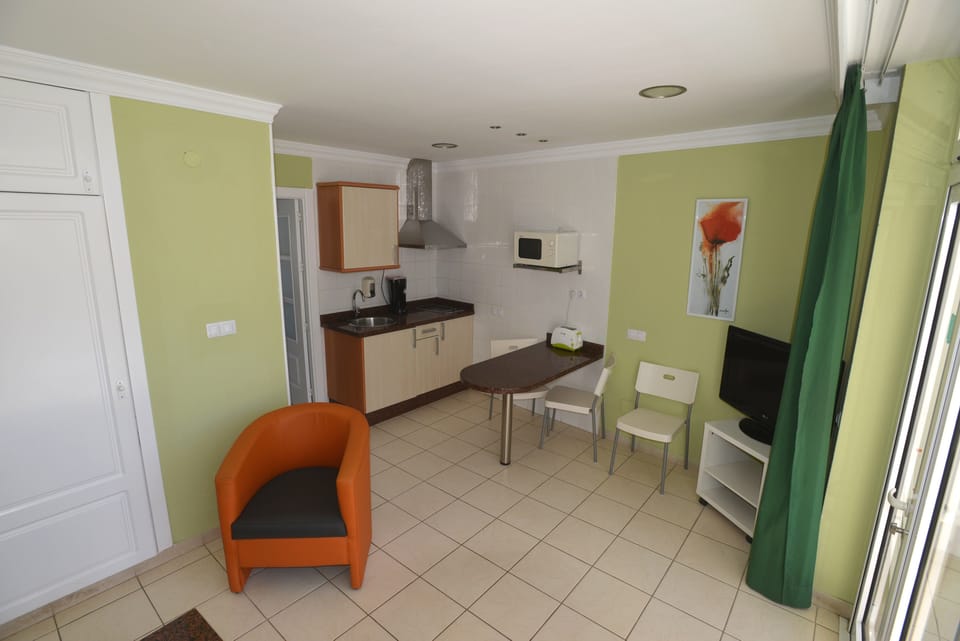 Apartment, 1 Bedroom, Balcony, Pool View | Private kitchen | Full-size fridge, microwave, stovetop, cookware/dishes/utensils