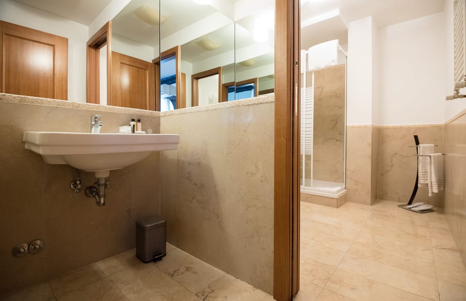 Deluxe Suite | Bathroom | Shower, designer toiletries, hair dryer, bidet