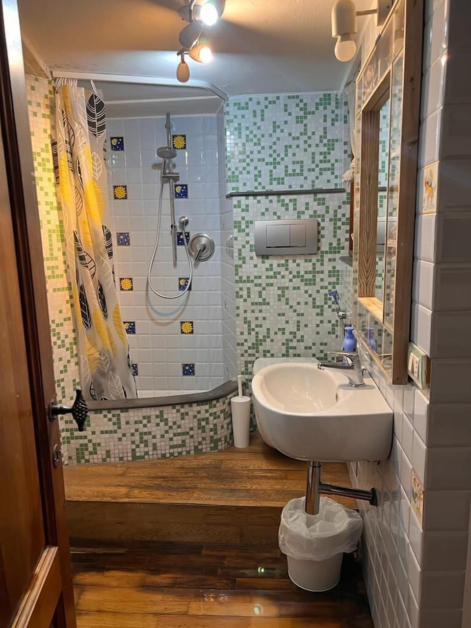 City Apartment, Multiple Beds, Non Smoking | Bathroom | Shower, free toiletries, bidet, towels
