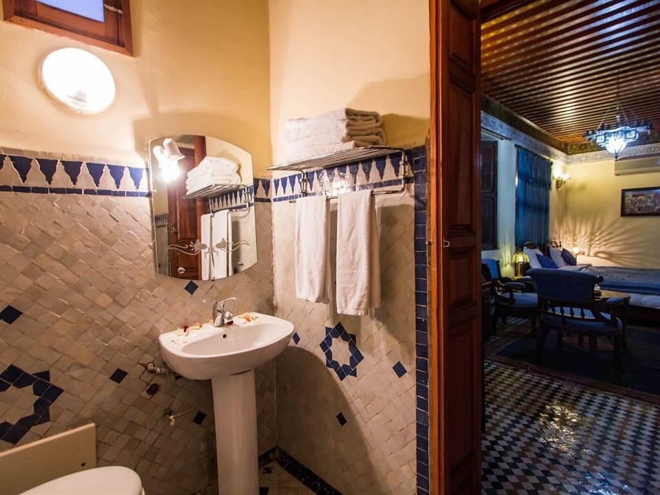 Deluxe Suite, Private Bathroom, City View (Azzahar) | Bathroom | Free toiletries