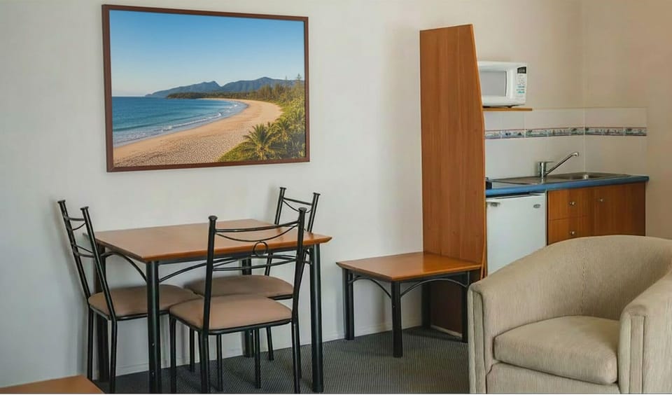 2 Bedroom Studio | Private kitchenette | Mini-fridge, coffee/tea maker, electric kettle