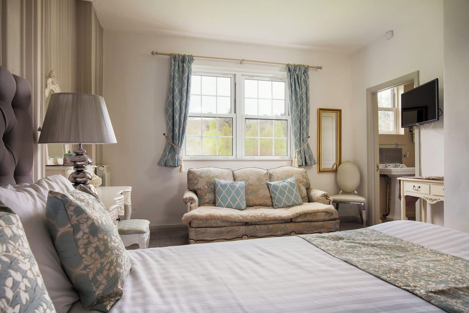 Classic Double Room | Hypo-allergenic bedding available, desk, iron/ironing board (on request)