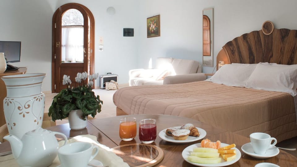 Deluxe Room, 1 Bedroom, Annex Building | Minibar, in-room safe, desk, laptop workspace