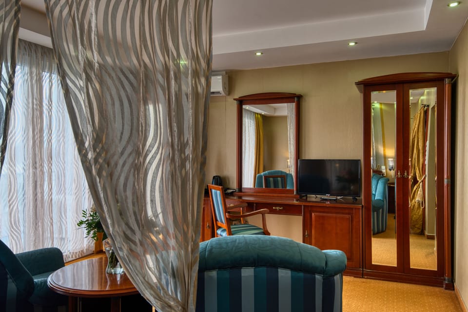 Honeymoon Room | Minibar, soundproofing, iron/ironing board, free WiFi