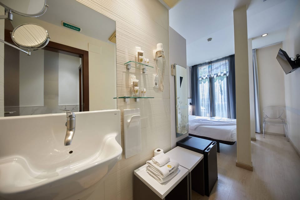 Comfort Double Room | Bathroom | Shower, free toiletries, hair dryer, towels