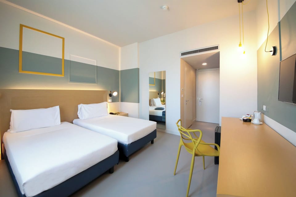 Standard Twin Room | In-room safe, desk, soundproofing, iron/ironing board