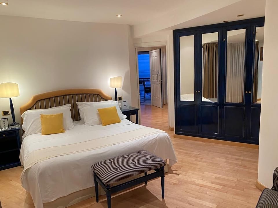 Apartment Suite (Spa/Club Lounge Access) | Egyptian cotton sheets, premium bedding, down comforters