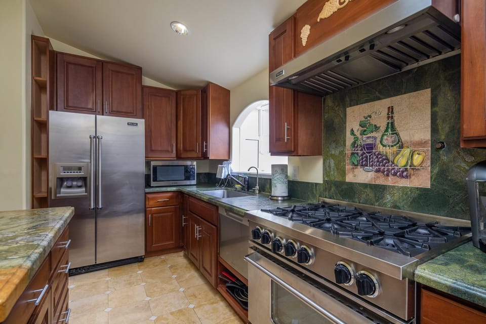 King Suite with Full Kitchen | Free WiFi, bed sheets