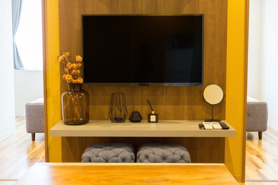 Executive Apartment, 2 Bedrooms, Non Smoking (4F) | Television