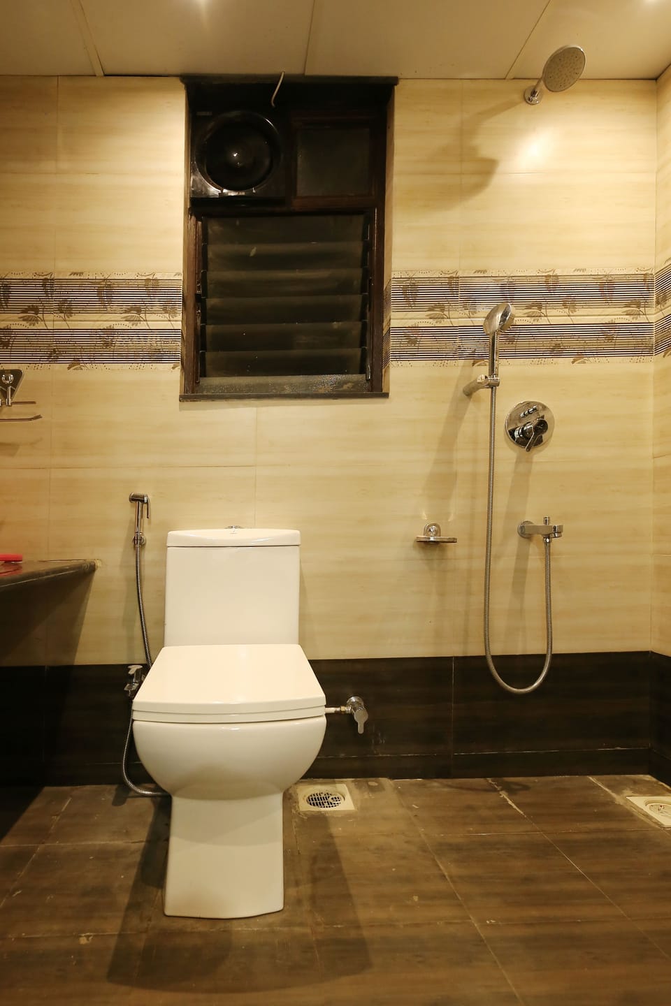 Shower, free toiletries, towels