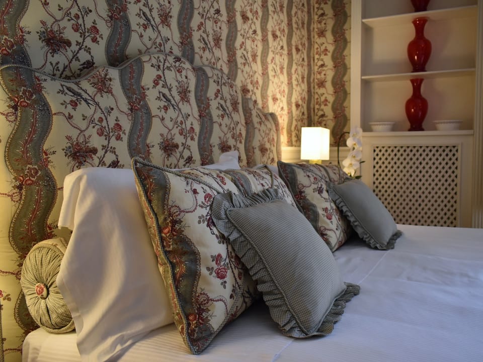 Superior Room, 1 King Bed, Balcony | Premium bedding, down comforters, pillowtop beds, in-room safe