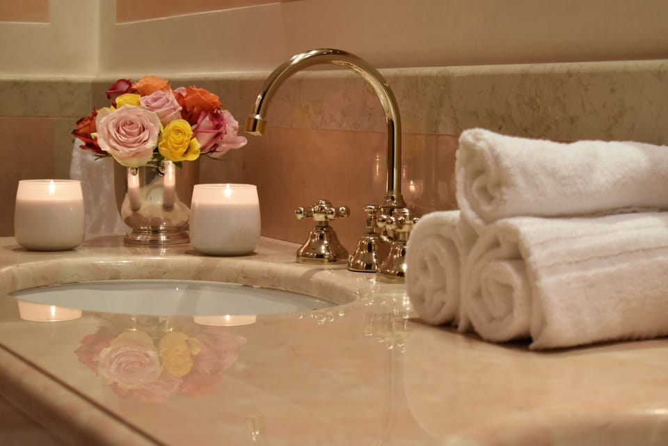 Superior Room, 1 King Bed, Balcony | Bathroom | Free toiletries, hair dryer, bathrobes, slippers