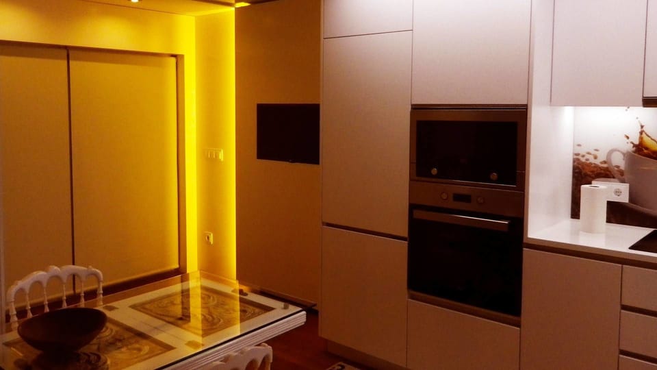 Design House, 2 Bedrooms, Lake View | Private kitchen