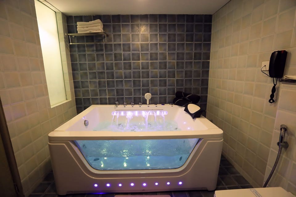 Shower, rainfall showerhead, free toiletries, hair dryer