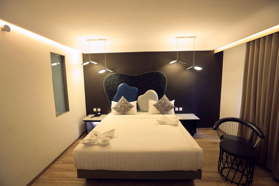 Premium Room with Jacuzzi | Premium bedding, in-room safe, desk, iron/ironing board