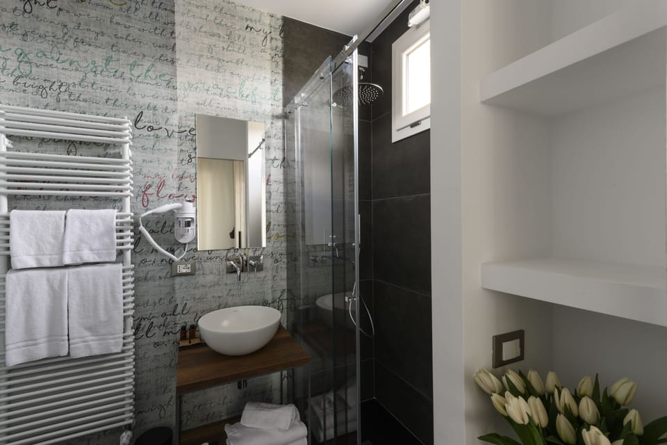 Superior Double or Twin Room, City View | Bathroom | Shower, rainfall showerhead, free toiletries, hair dryer