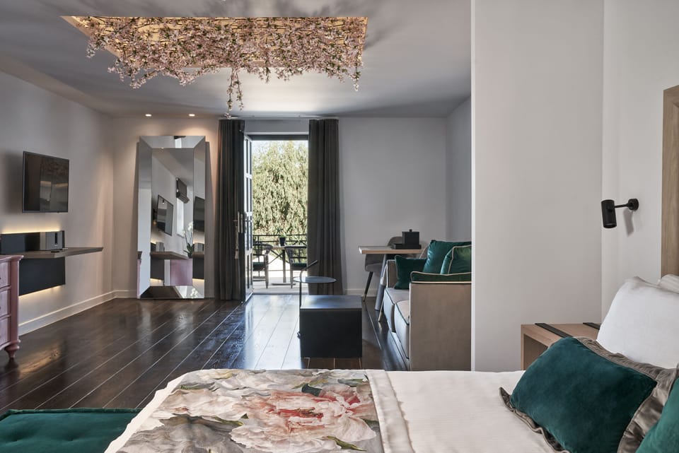 Junior Suite, 1 King Bed | Free minibar items, in-room safe, desk, blackout drapes