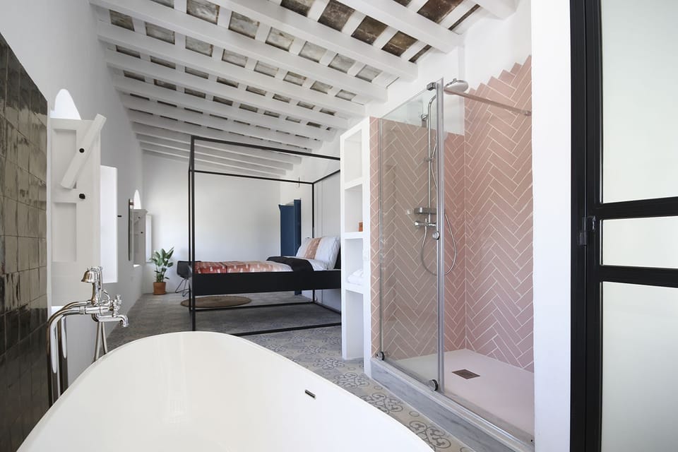 Deluxe Double Room, 1 Queen Bed, Valley View | Soundproofing, free WiFi, bed sheets