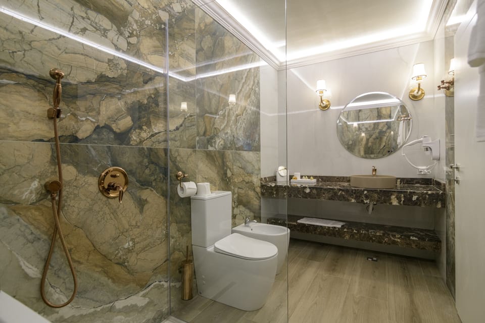Premiere Villa VIP (4+2) | Bathroom | Free toiletries, hair dryer, bathrobes, slippers