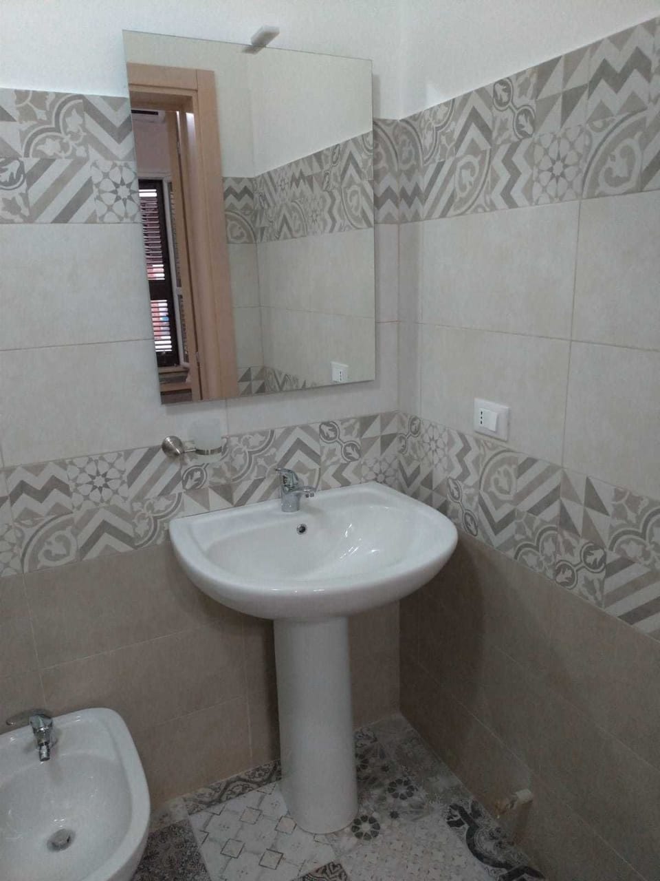Triple Room, Courtyard View | Bathroom | Shower, hair dryer, bidet, towels