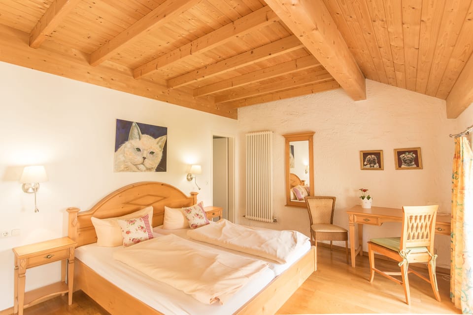 Double Room | Desk, free WiFi, bed sheets