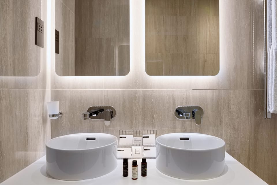 Townhouse Executive Superking | Bathroom | Free toiletries, hair dryer, bathrobes, towels