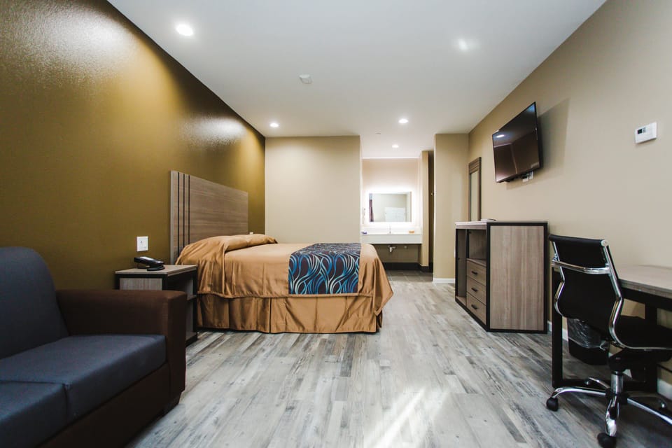 Pillowtop beds, individually decorated, individually furnished, desk