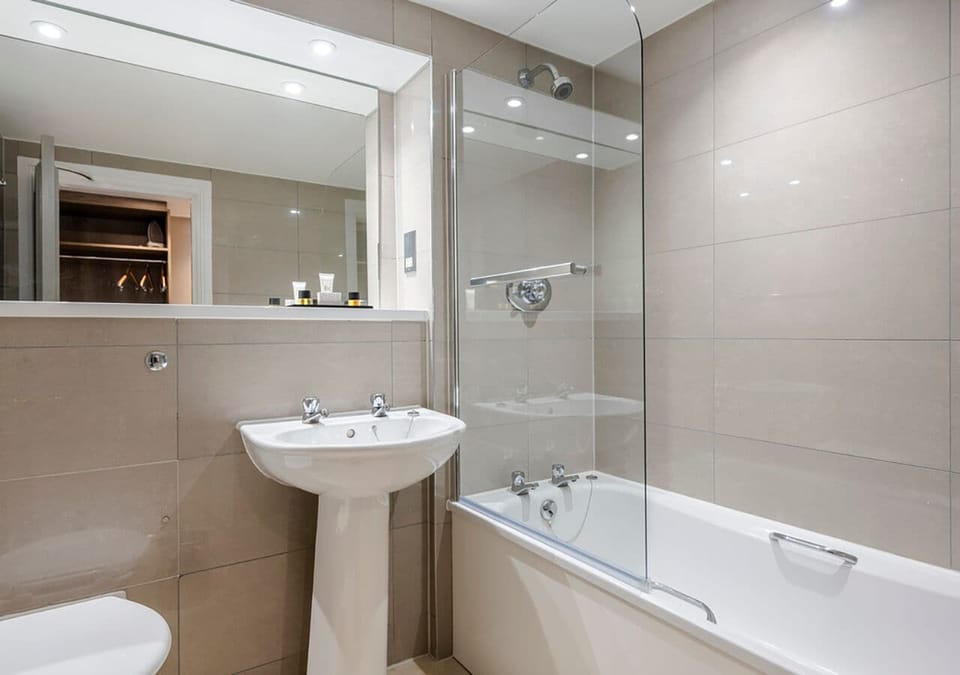 Combined shower/tub, free toiletries, towels
