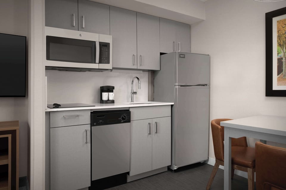 Full-size fridge, microwave, stovetop, dishwasher